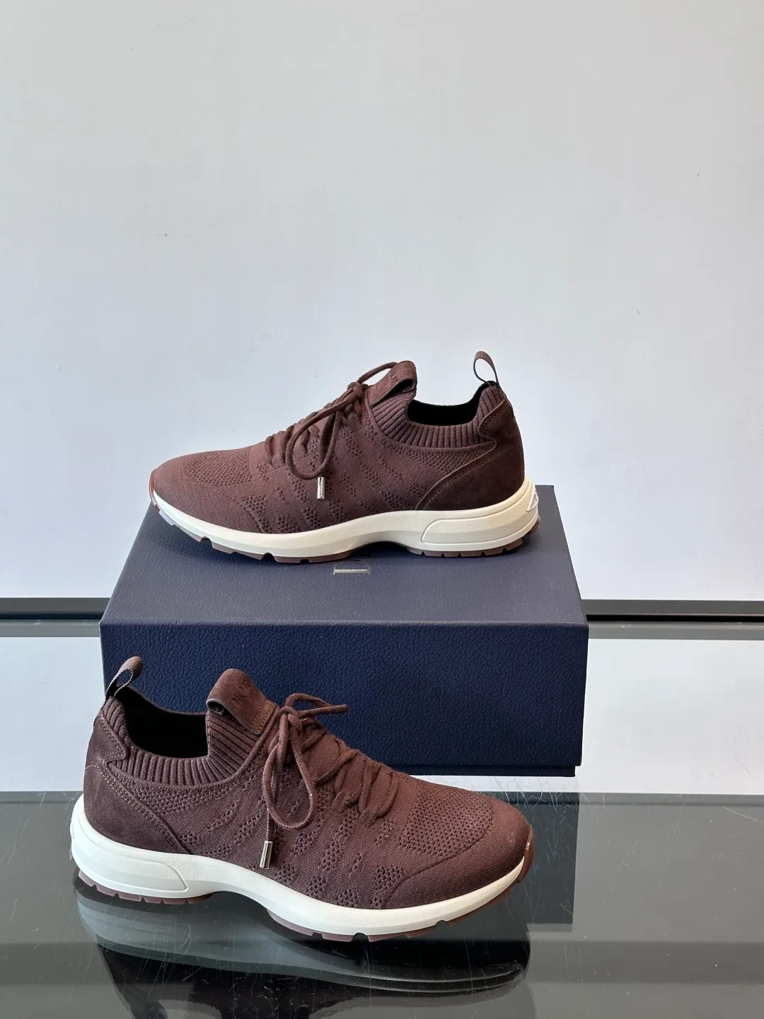 Men's Men's Shoes 💰p440 "Dior" B80 sneakers are a new product of Dior men's series, focusing on comfort and fashion. The upper is made of breathable mesh + fabric splicing, which is lightweight and fits the shape of the foot, making it super comfortable for daily wear. The sole is made of rubber, which has great grip and wear resistance, and is suitable for commuting or light sports. The overall style is simple, the gray tone is versatile, and the shoelaces are adjustable for a more stable fit. Designed by Kim Jones, it is both practical and trendy. It is one of the new hot items in early spring①. size: 39-45 (38.46 customized)